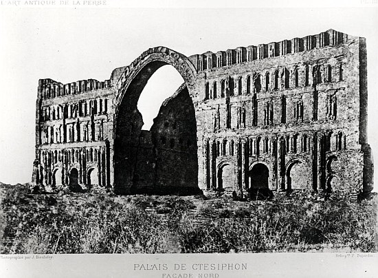 The Palace of Ctesiphon, from ''L''Art Antique de la Perse'' Marcel Dieulafoy, published 1884-85 von Jeanne Dieulafoy