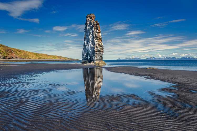 dinosaur rock in northwestern Iceland von Jeffrey C. Sink