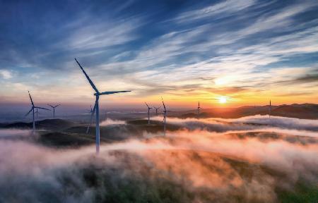 Sonnenaufgang auf der Windmühlenfarm