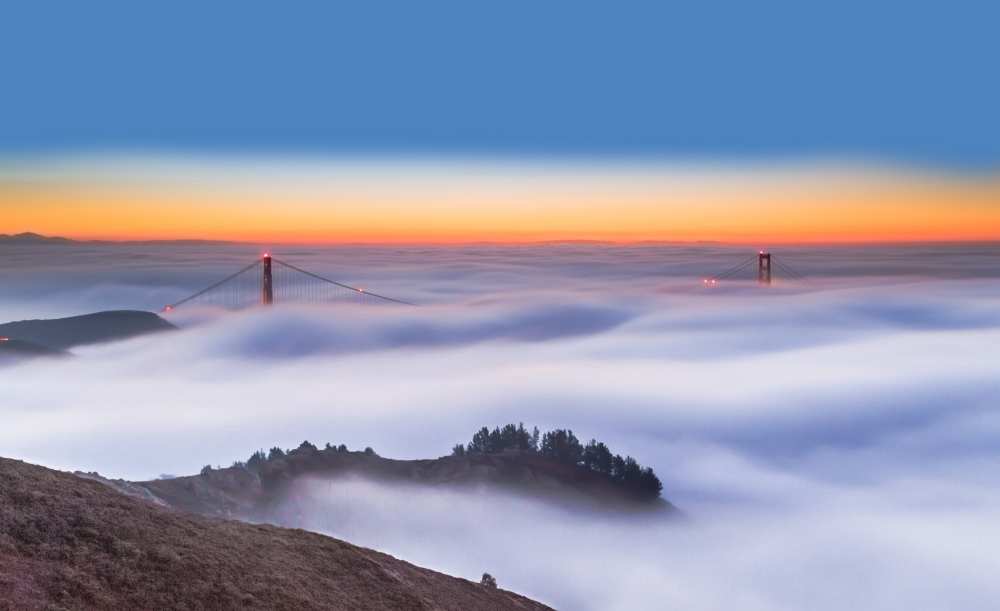 The Golden Gate Bridge in the Fog von Jenny Qiu