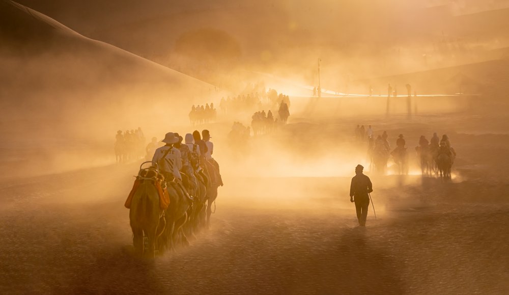 Kamelreiten in der Wüste Gobi (悠悠驼铃声） von Jianping Yang