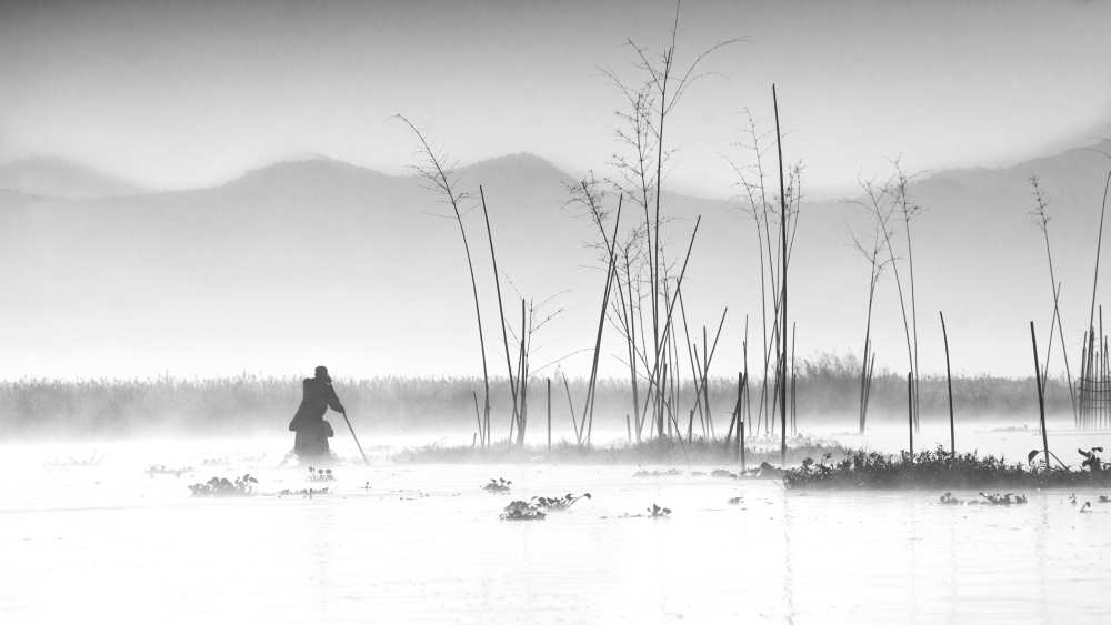 Fishing in a misty morning von Joe B N
