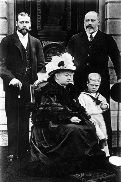 Four Generations of Victorian Royalty, taken at Osborne House, 5th August 1899 (b/w photo)  von John Chancellor