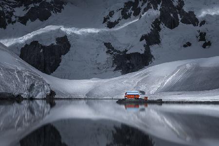 Ein Rotes Haus am Antarktis-Gletscher