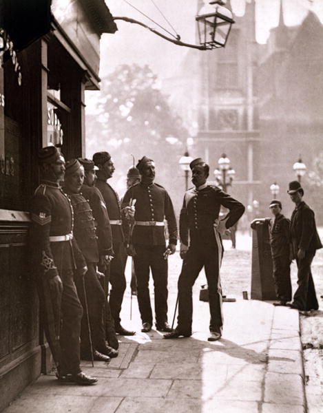 Recruiting Sergeants at Westminster, 1876-77 (woodburytype)  von John Thomson
