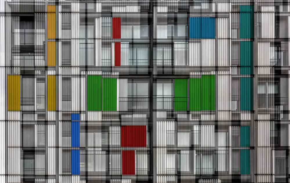 Fassade aus farbigen Röhren von Jois Domont ( J.L.G.)
