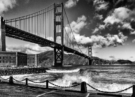 Surfen unter der Golden Gate Bridge