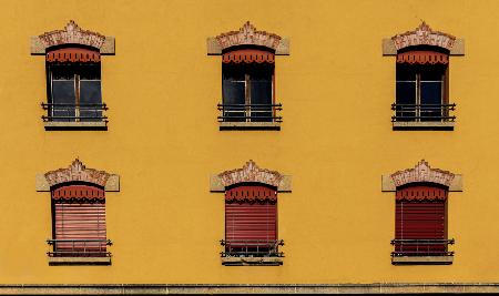 Symmetrische Fenster auf einem warmen Hintergrund