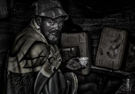 Äthiopischer Mann trinkt eine Tasse Kaffee.