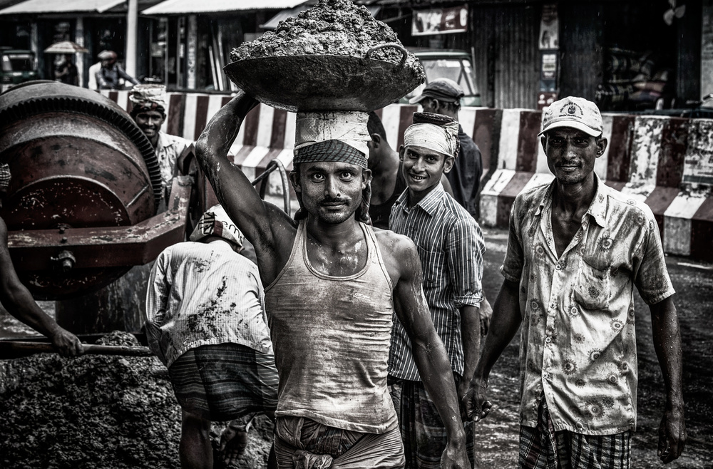 Arbeiten auf den Straßen von Dhaka – Bangladesch von Joxe Inazio Kuesta Garmendia