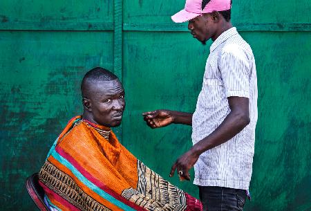 Beim Friseur in den Straßen von Accra - Ghana