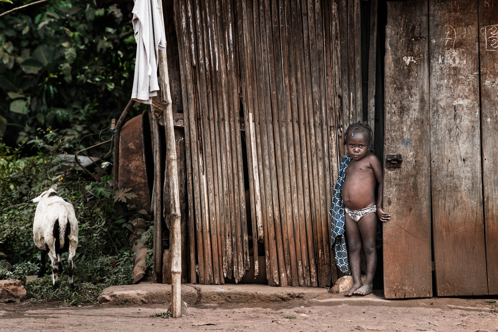 Das Kind und das Schaf – Benin von Joxe Inazio Kuesta Garmendia