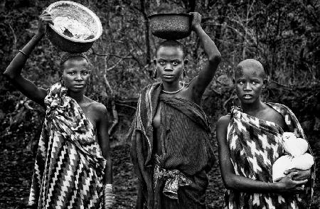 Drei Mädchen des Surmi-Stammes - Äthiopien