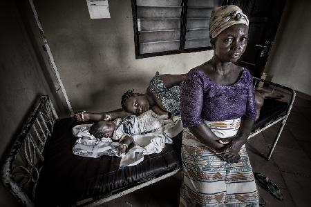 Eine Großmutter nimmt ihre Enkelin mit,um ihre kranke Tochter zu besuchen – Ghana