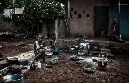 Frau bereitet Essen zu - Elfenbeinküste.