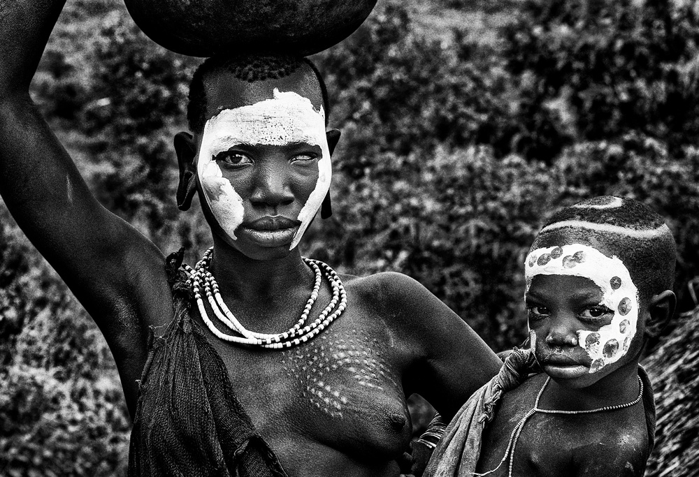 Frau des Surma-Stammes und ihr Kind - Äthiopien von Joxe Inazio Kuesta Garmendia
