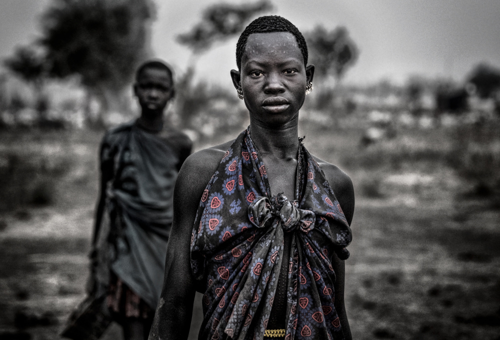 Frau vom Mundari-Stamm in einem Viehlager - Südsudan von Joxe Inazio Kuesta Garmendia