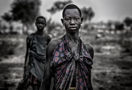 Frau vom Mundari-Stamm in einem Viehlager - Südsudan