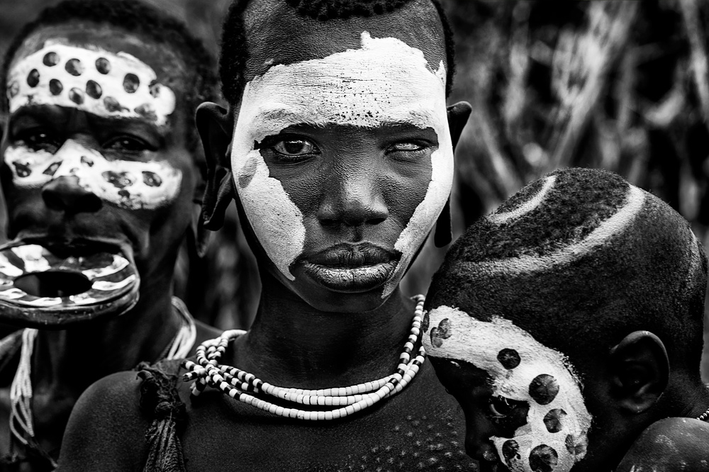 Frauen des Surma-Stammes. von Joxe Inazio Kuesta Garmendia