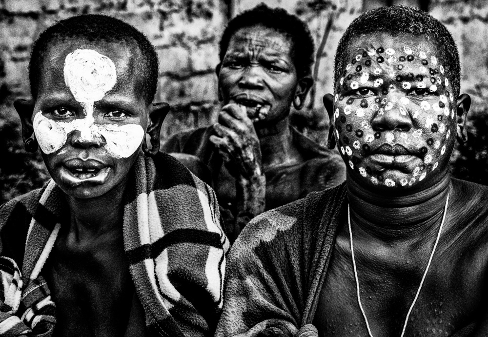 Frauen des Surmi-Stammes – Äthiopien von Joxe Inazio Kuesta Garmendia