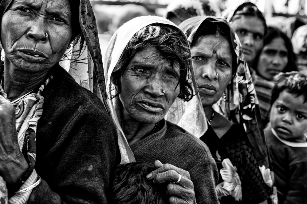 Frauen im Kumbh Mela - Prayagraj - Indien von Joxe Inazio Kuesta Garmendia