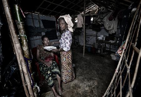 Füttern einer behinderten Frau – Rohingya-Flüchtling.