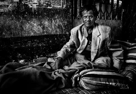 Im Bett in einer Straße in Bangladesch liegen.