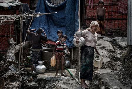 In einem Rohingya-Flüchtlingslager in Bangladesch Wasser holen