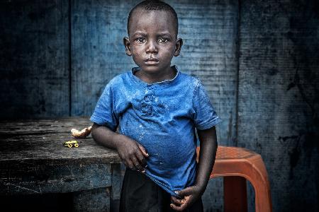 Junge in den Straßen von Accra - Ghana.