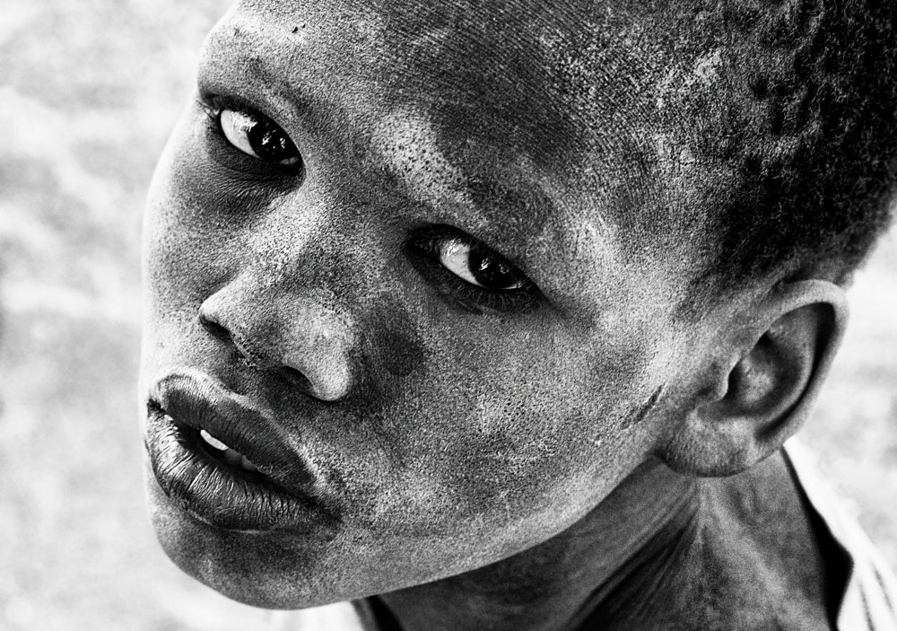 Kind des Mundari-Stammes – Südsudan von Joxe Inazio Kuesta Garmendia