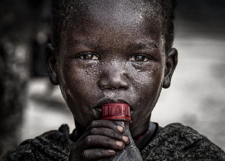 Kind mit einer Flasche - Südsudan