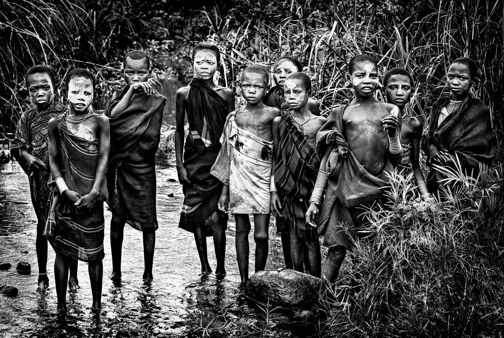 Kinder des Surma-Stammes – Äthiopien von Joxe Inazio Kuesta Garmendia