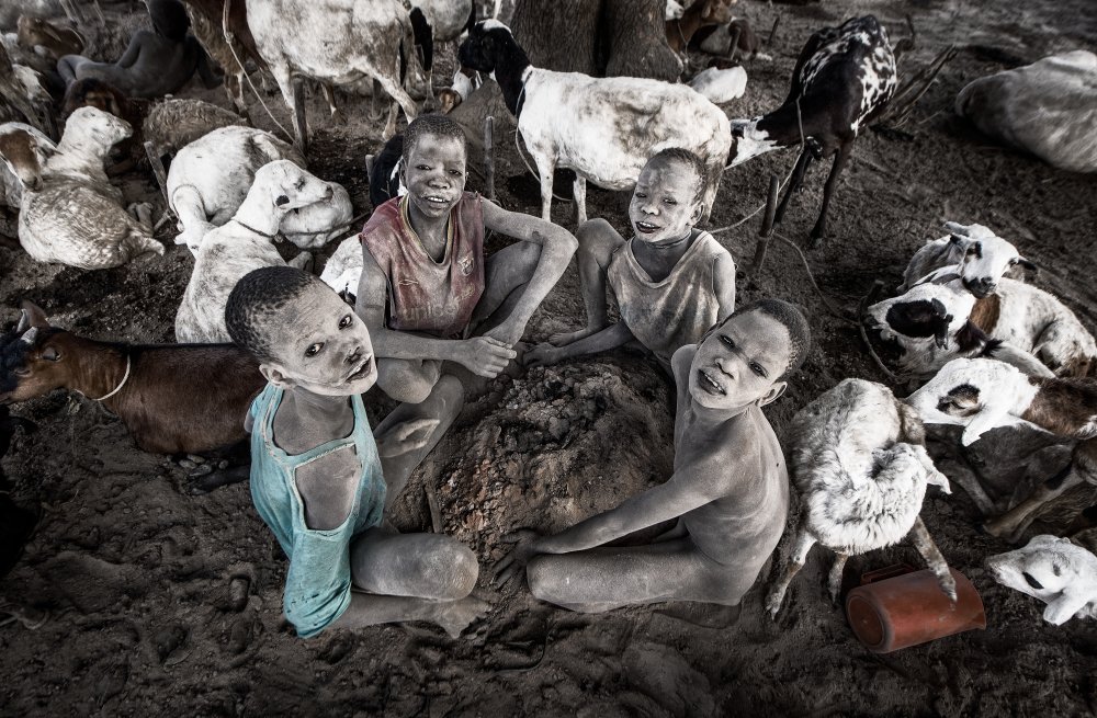 Kinder in einem Mundari-Rinderlager. von Joxe Inazio Kuesta Garmendia