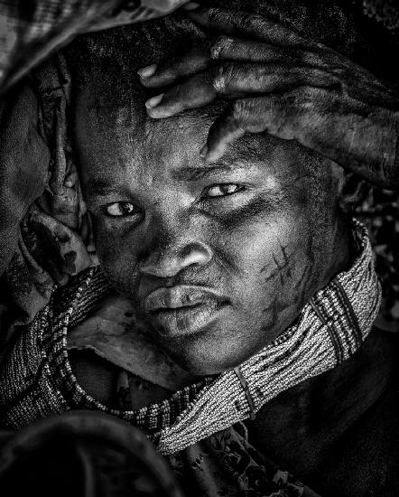 Larim-Frau ruht sich auf einem Markt aus – Südsudan
