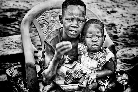 Mundari-Kinder bitten um etwas Essen – Südsudan