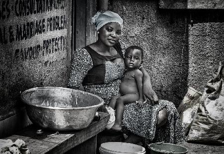 Mutter und ihr Kind auf den Straßen Ghanas.
