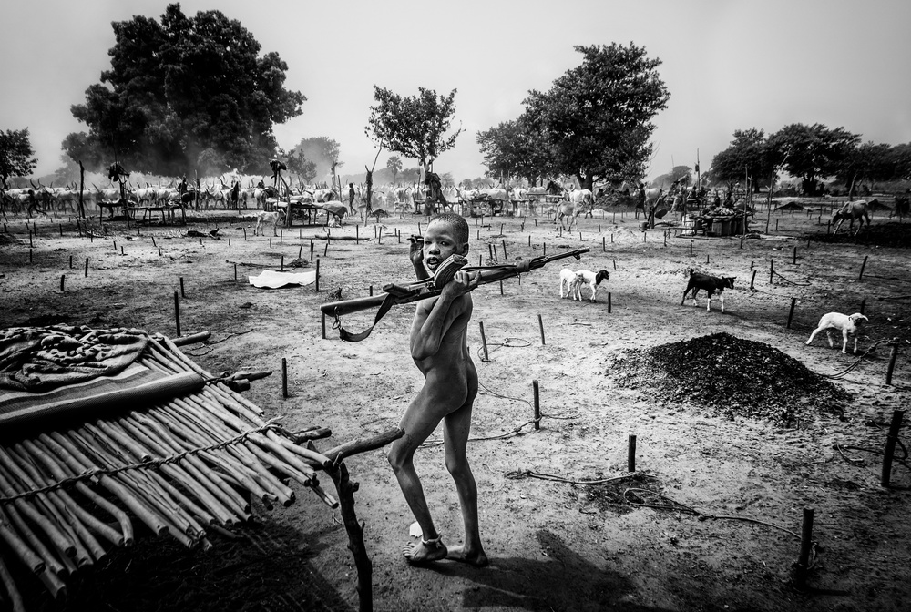 Nachahmung ihrer Ältesten – Lager Mundari im Südsudan von Joxe Inazio Kuesta Garmendia