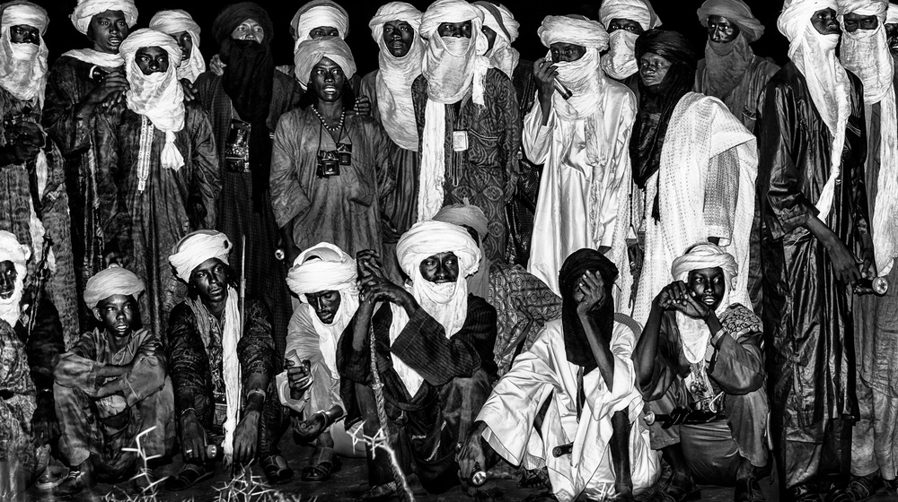 Nachts,in der Hitze eines Lagerfeuers beim Gerewol-Festival – Niger von Joxe Inazio Kuesta Garmendia