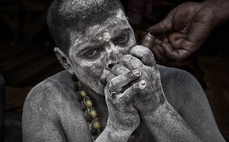 Naga Baba raucht ein Chilum - Kumbh Mela - Prayagraj - Indien