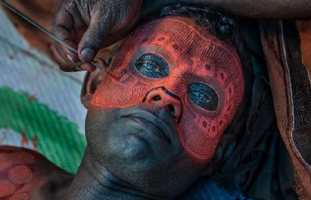 Performer der Theyyam-Zeremonie – Indien