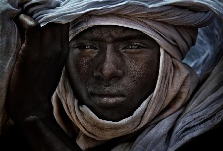 Peul-Mann beobachtet das Gerewol-Festival – Niger