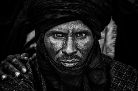 Peul-Mann beobachtet das Gerewol-Festival-I – Niger