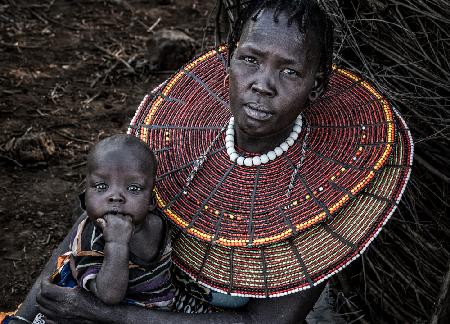 Pokot-Stammfrau und ihr Kind – Kenia