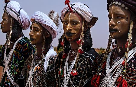 Posieren vor dem Tanz zum Gerewol-Festival – Niger