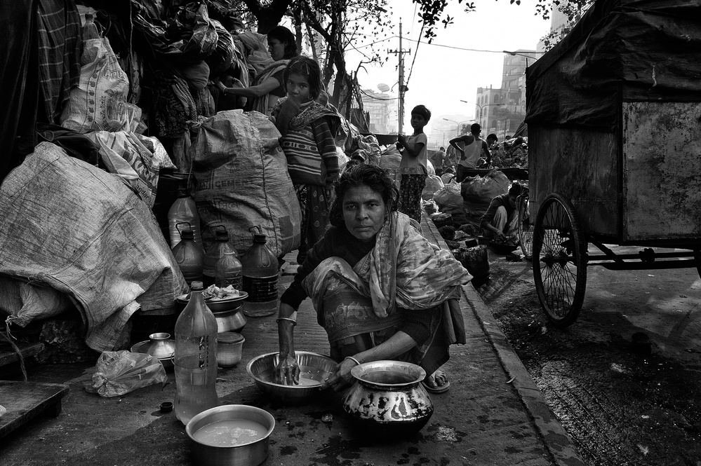 Reisreinigung in den Straßen von Bangladesch. von Joxe Inazio Kuesta Garmendia