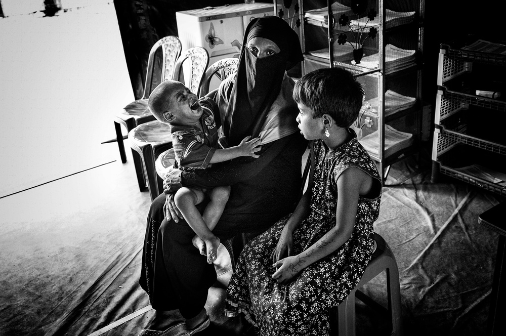 Rohingya-Flüchtlingsfrau mit ihrem Kind in einem medizinischen Lager – Bangladesch von Joxe Inazio Kuesta Garmendia