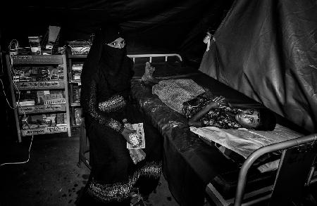 Rohingya-Flüchtlingsjunge im medizinischen Lager – Bangladesch