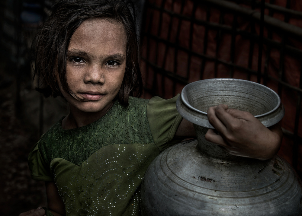 Rohingya-Flüchtlingsmädchen mit einem Krug Wasser – Bangladesch von Joxe Inazio Kuesta Garmendia