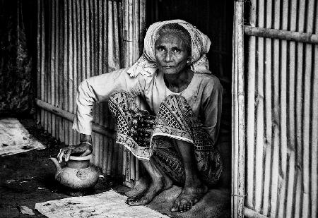 Rohingya-Frau am Eingang ihres Hauses – Bangladesch