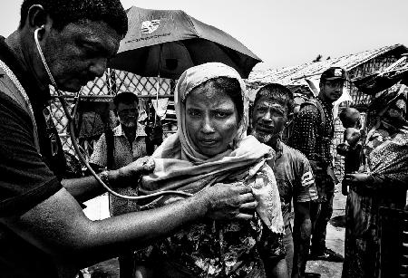 Rohingya-Frau wird von einem Arzt eines mobilen Ärzteteams untersucht – Bangladesch